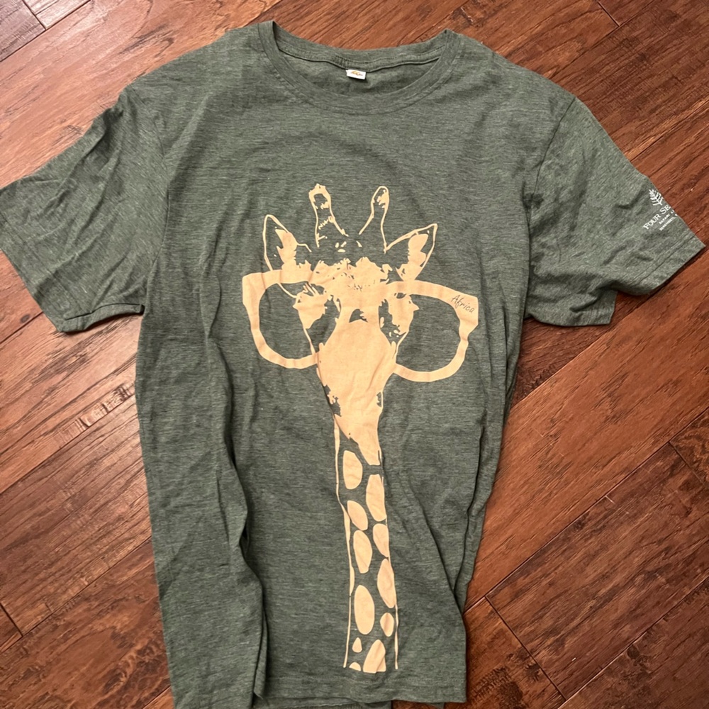 NWOT giraffe with sunglasses t shirt from four seasons Serengeti. Size large